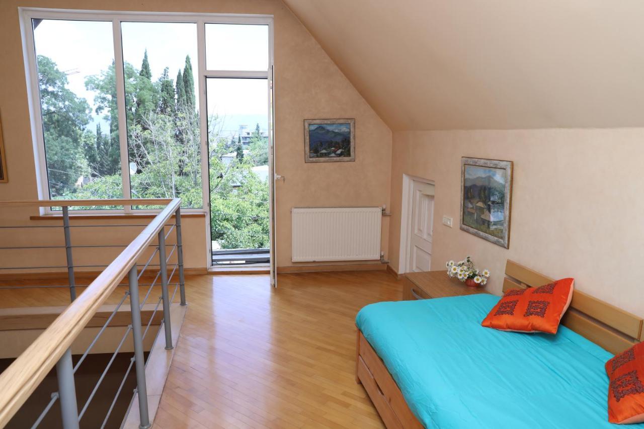 4Bd Appartaments With Cozy Garden Тбілісі Екстер'єр фото
